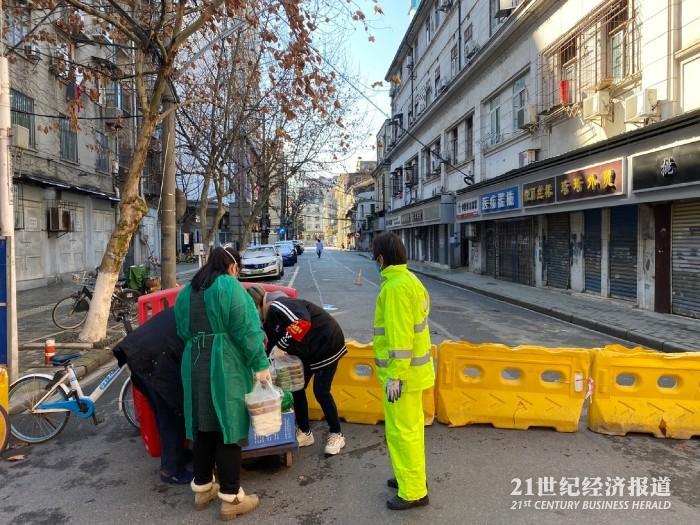 宏观 正文 2月16日下午1时40分,武汉市江岸区繁忙的街道办门口,工作