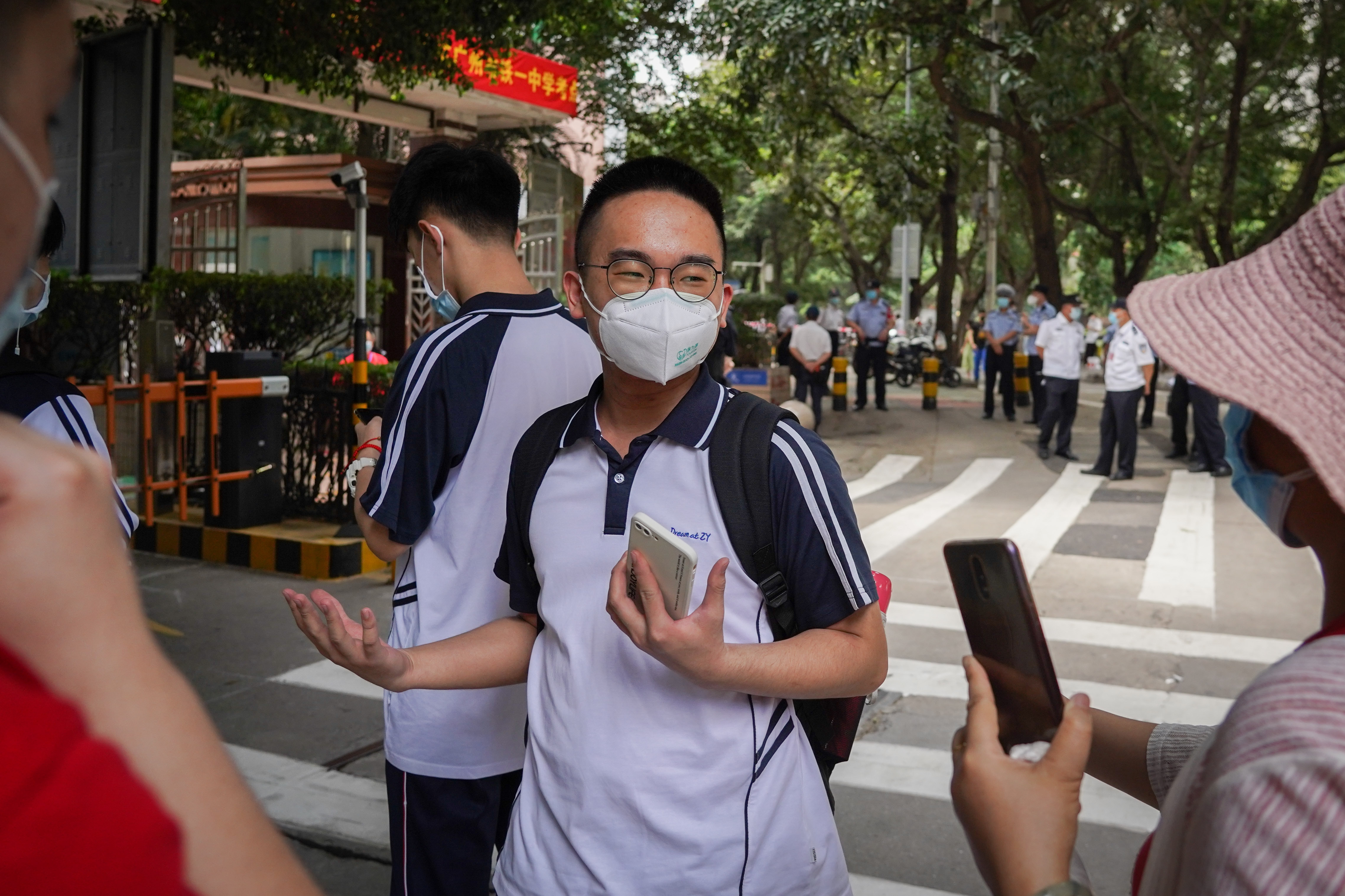 直击丨镜头下的广州高考:疫情无情人间有情,社会各界合力迎考