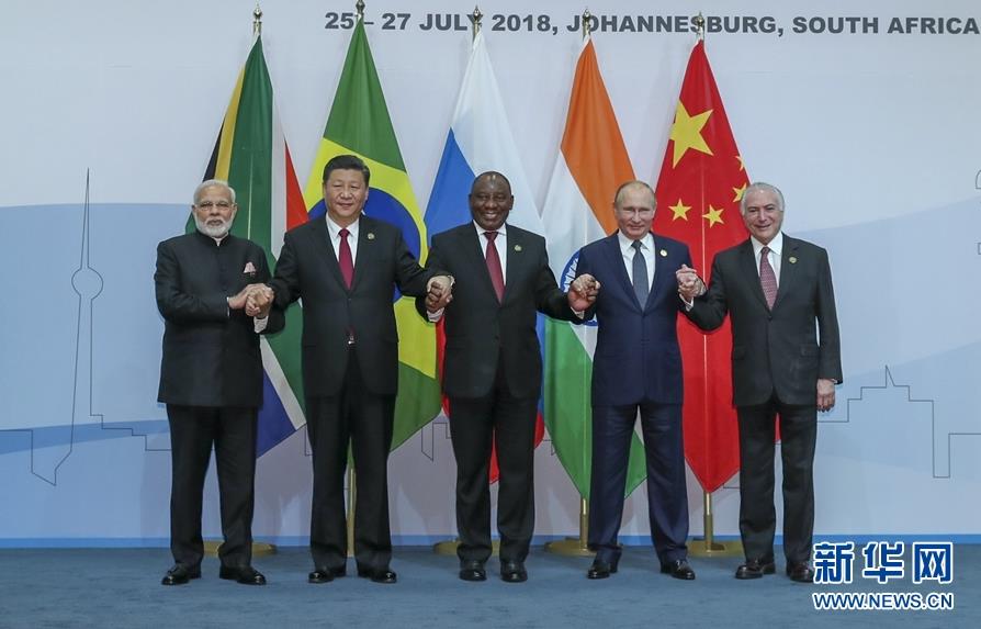 7月26日，金砖国家领导人第十次会晤在南非约翰内斯堡举行。南非总统拉马福萨主持。中国国家主席习近平、巴西总统特梅尔、俄罗斯总统普京、印度总理莫迪出席。这是五国领导人合影。新华社记者谢环驰摄