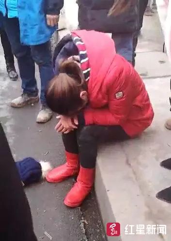 女孩死死抓住跳桥女子跪地上哭喊快拉不住了接下来一幕真暖