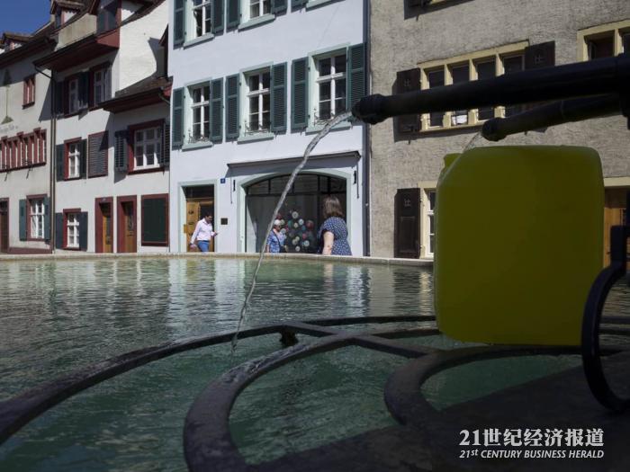 Sophie Nys, Footnote to a fountain, 2017.jpg