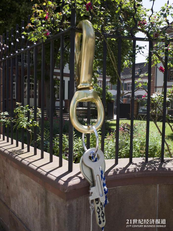 Amanda Ross-Ho, Untitled Findings(ACCESS), 2017（花园边的钥匙）.jpg