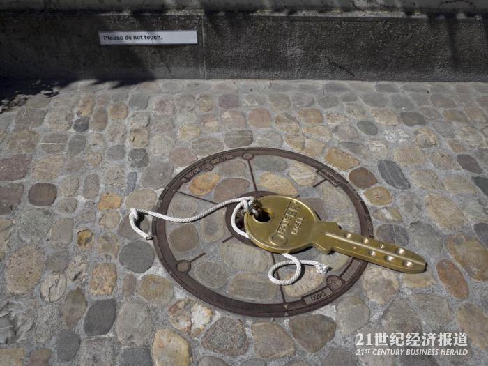 Amanda Ross-Ho, Untitled Findings(ACCESS), 2017(路边的钥匙）.jpg