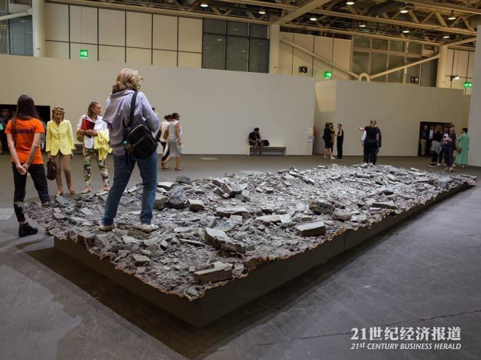 Massimo Bartolini, Due, 2013-2017.jpg