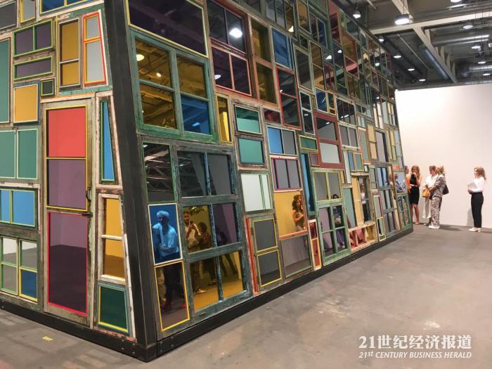 宋冬, Through the Wall, 2016(观众排队等待进入）.jpg