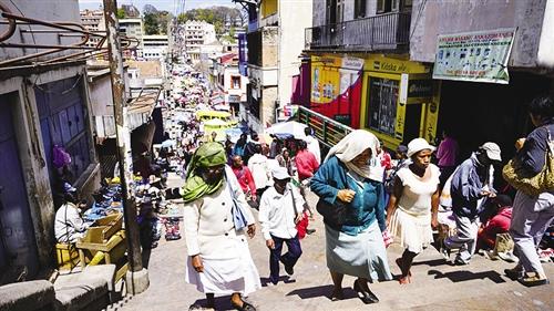 1498860696382089.jpg 塔那那利佛:奇异海岛的矛盾与和谐3.jpg