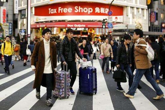 日本将降低外国人购物免税门槛 吸引更多游客