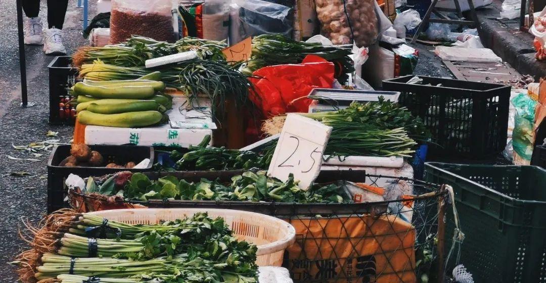 超过45岁剥夺卖菜资格！武汉菜场奇葩规定背后，只为涨租金？