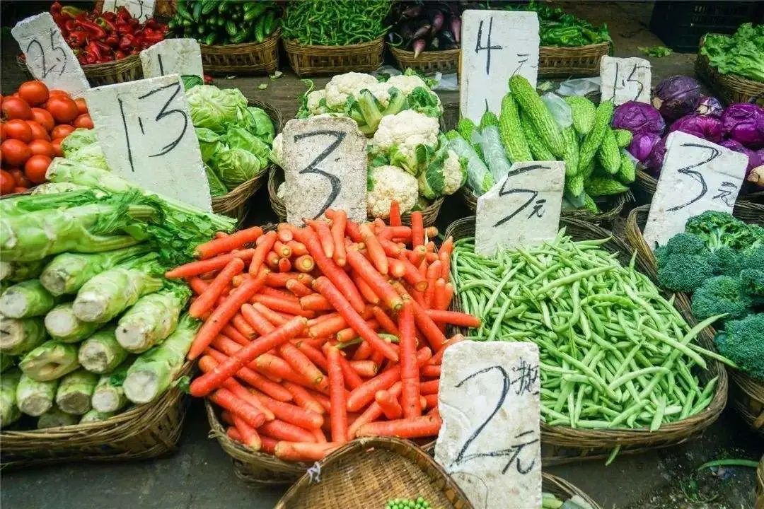 超过45岁剥夺卖菜资格！武汉菜场奇葩规定背后，只为涨租金？