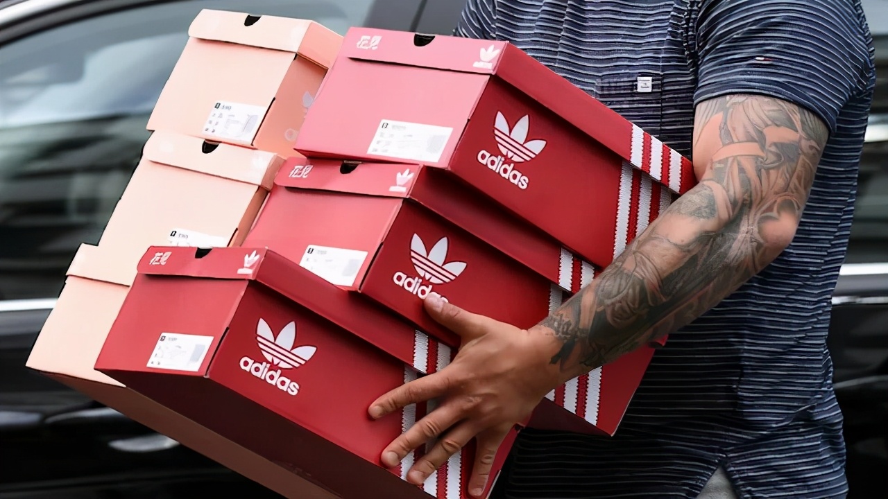 79元T恤、99元鞋，库存压顶的阿迪耐克，正在中国大甩卖