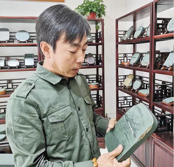他是甘肃省工艺美术大师,洮砚的第一位国家级非物质文化遗产传承人.