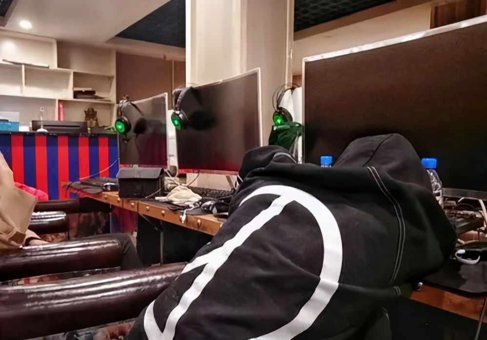 通宵营业的网吧，为何老板不赶走“蹭睡”的人？内行人说出实情