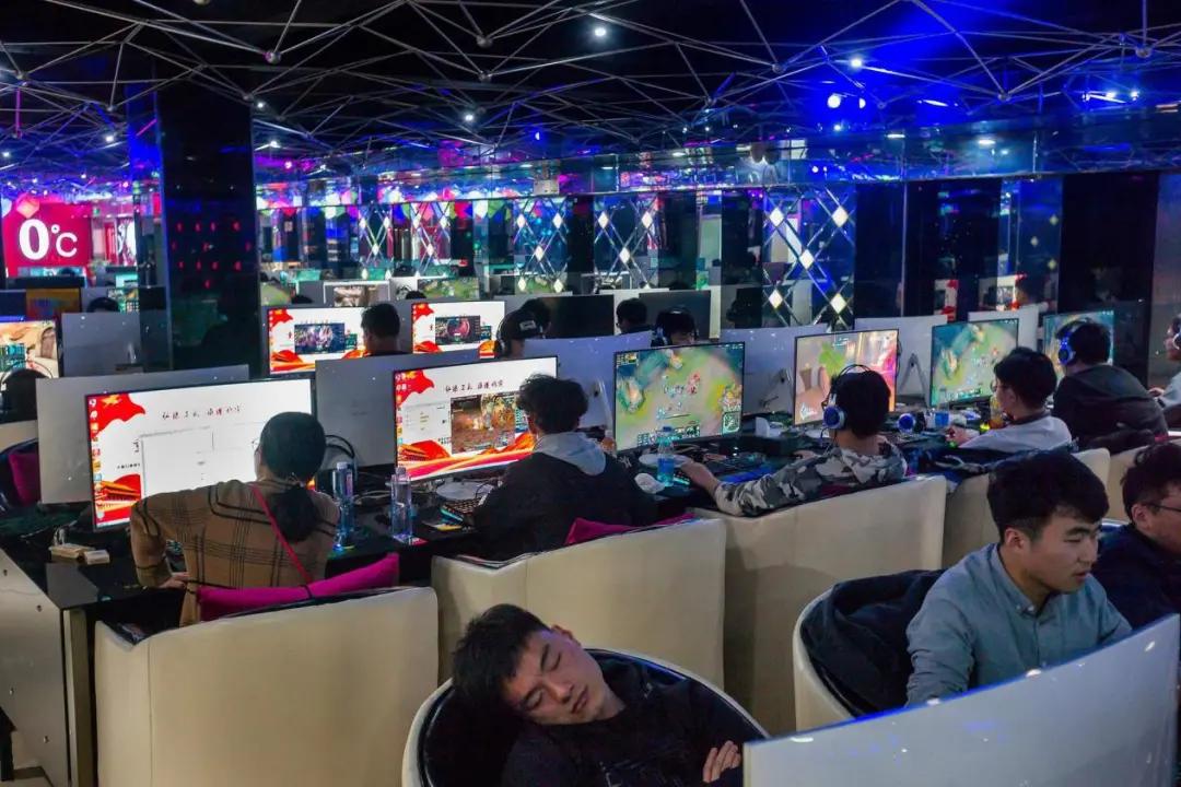 通宵营业的网吧，为何老板不赶走“蹭睡”的人？内行人说出实情