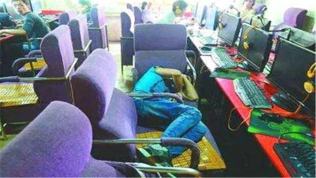 通宵营业的网吧，为何老板不赶走“蹭睡”的人？内行人说出实情