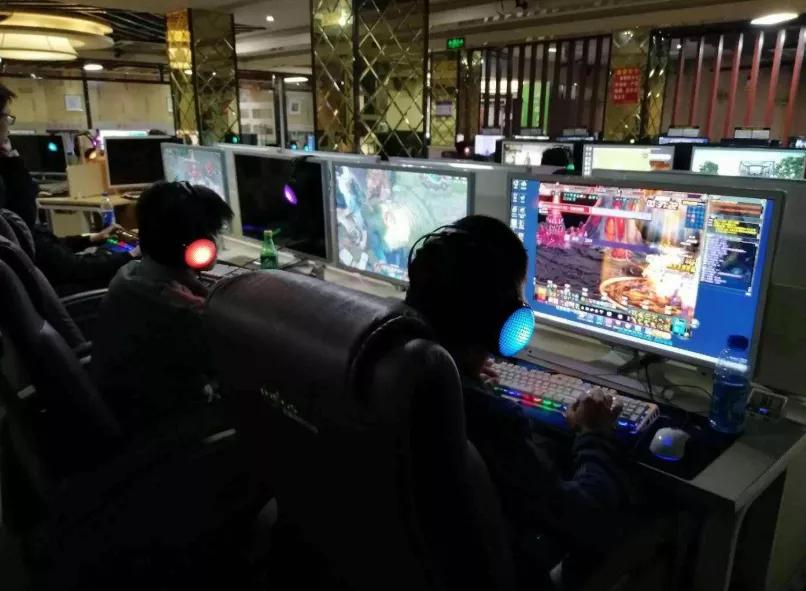 通宵营业的网吧，为何老板不赶走“蹭睡”的人？内行人说出实情