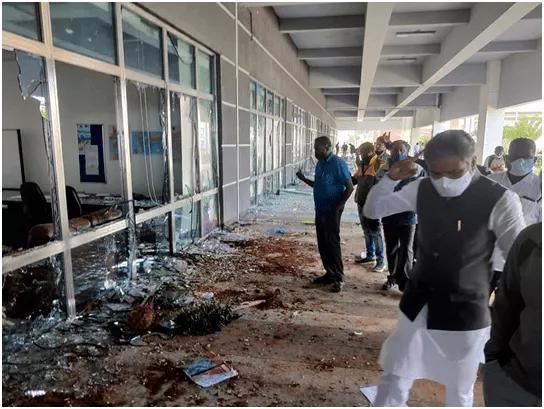 苹果代工厂被砸，印度上演国际版“投资不过山海关”