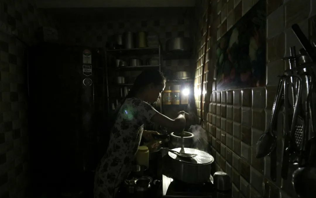 苹果代工厂被砸，印度上演国际版“投资不过山海关”