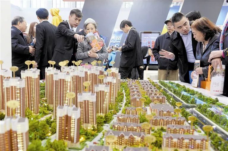 越贵越好卖,11万/平的房子千人抢,上海年末上演“抢房大战”