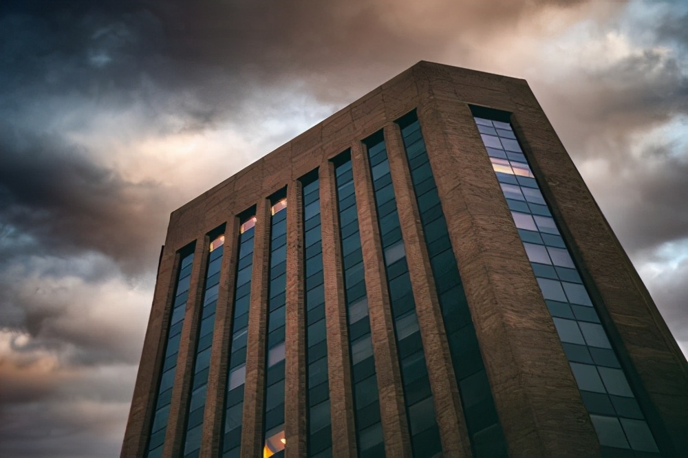 房贷被划下两条红线，多家银行暂停房贷办理，炒房门槛又提高了