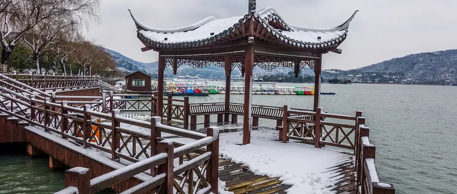 客流收入双减半，春节旅游复苏势头显现