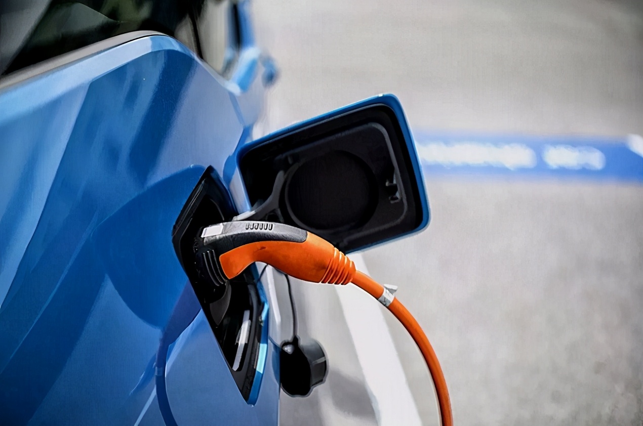 把“反向充电”用到电动汽车上，华为给手机厂商造车指路