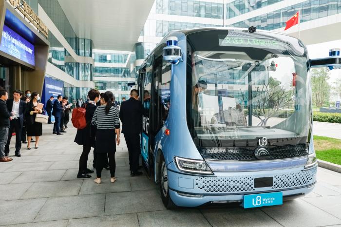 市民试乘自动驾驶小巴汽车