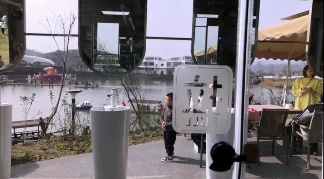 透明厕所，你敢上吗？