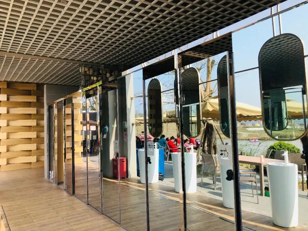 透明厕所，你敢上吗？