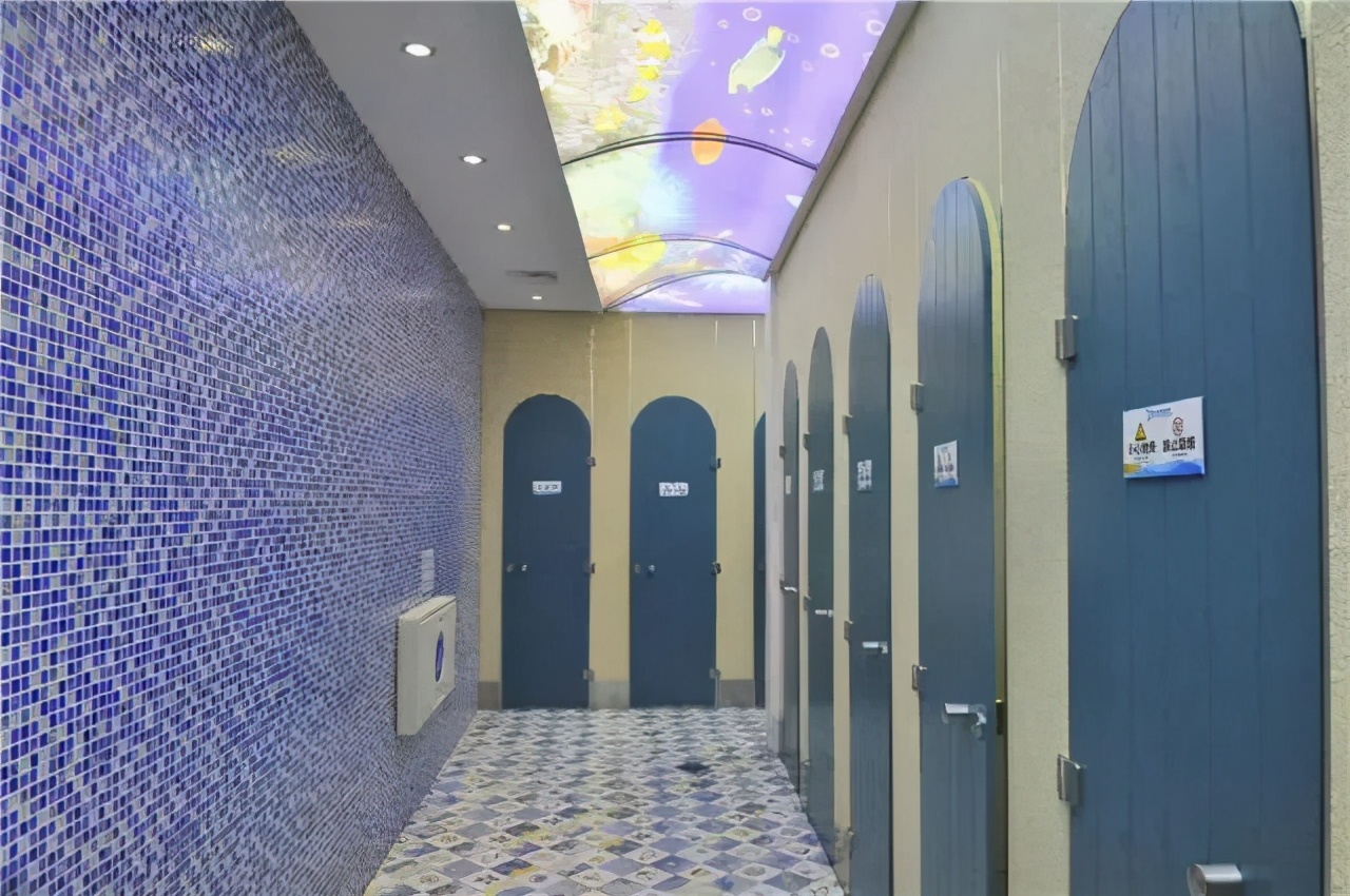 透明厕所，你敢上吗？