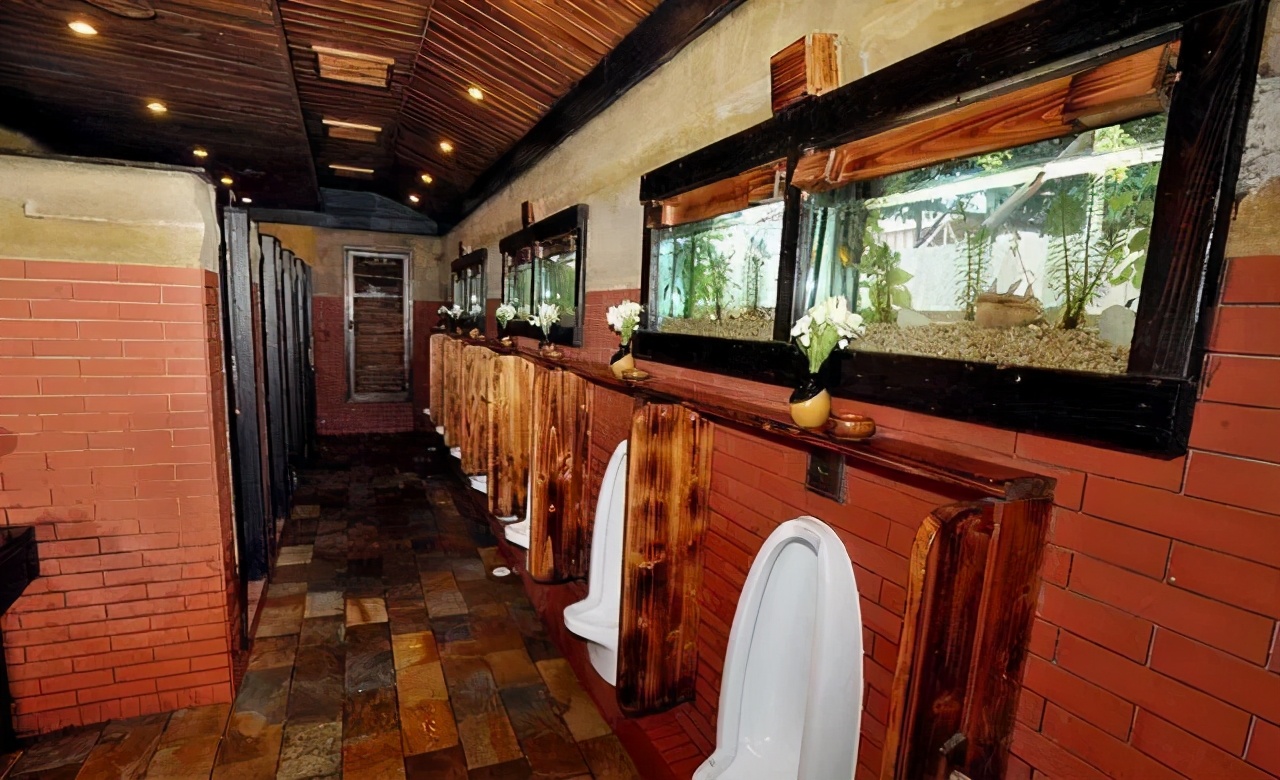 透明厕所，你敢上吗？