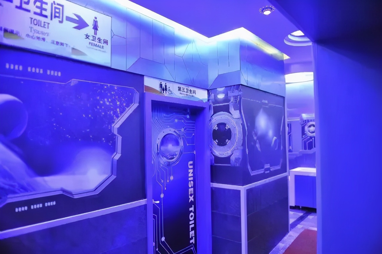 透明厕所，你敢上吗？