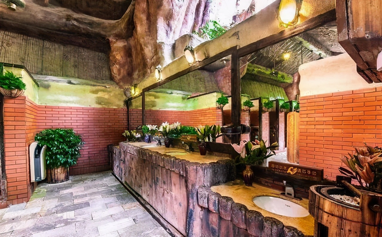 透明厕所，你敢上吗？