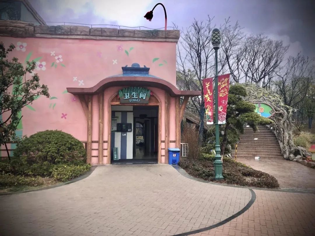 透明厕所，你敢上吗？