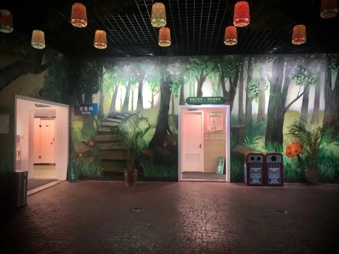 透明厕所，你敢上吗？