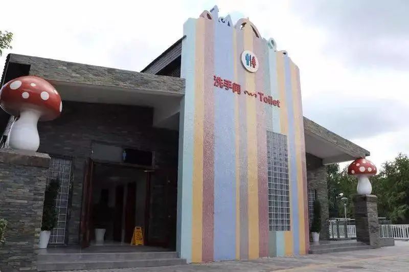 透明厕所，你敢上吗？