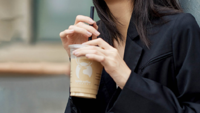 新知达人, 老股东救瑞幸，各有各的算盘