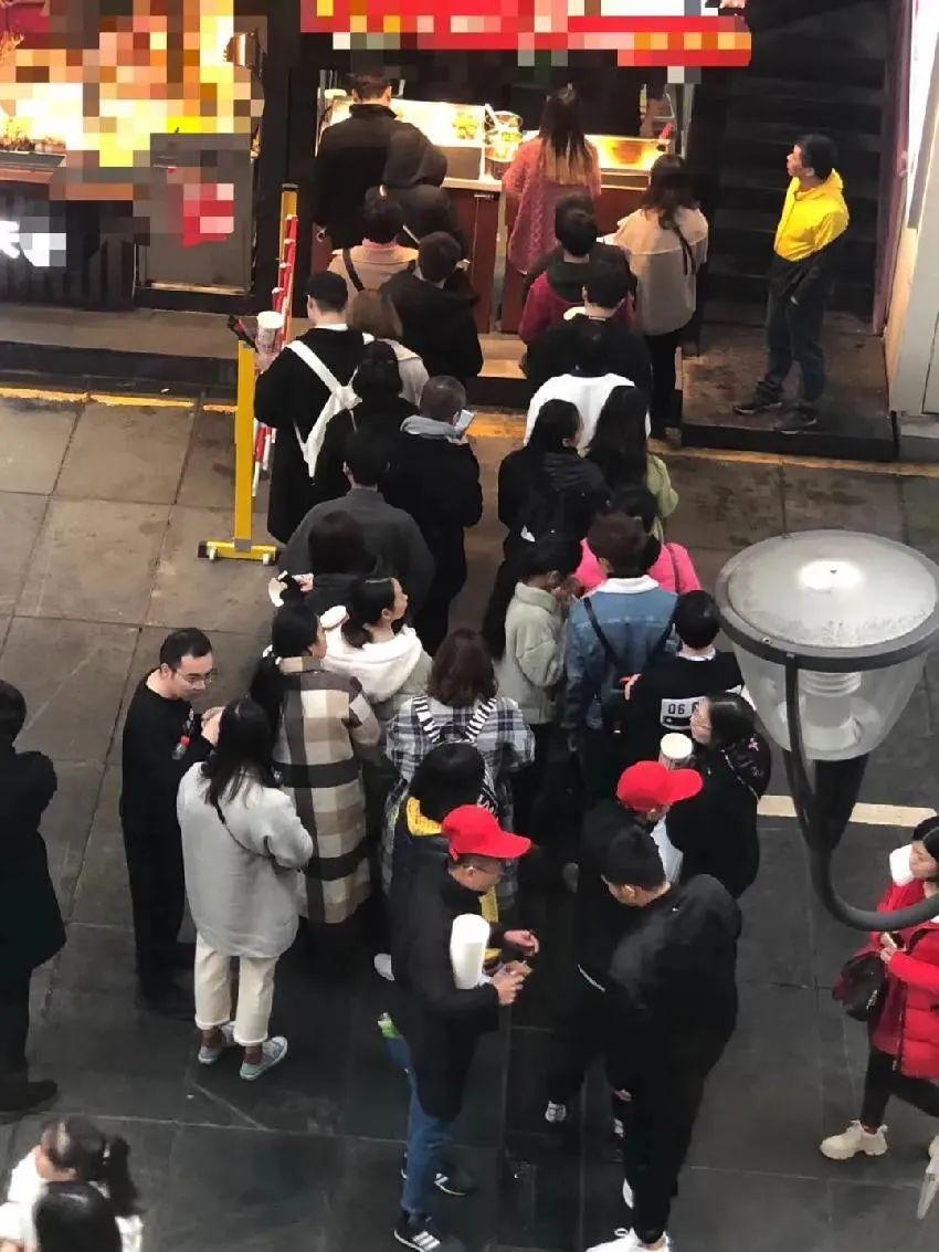 月入2万，与餐厅勾结！餐饮黄牛产业链有多“火”？