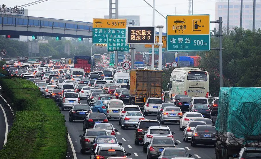 一年营收几千亿，却连亏8年，负债6万亿，高速公路收的钱去哪了？