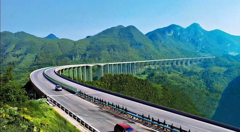 一年营收几千亿，却连亏8年，负债6万亿，高速公路收的钱去哪了？