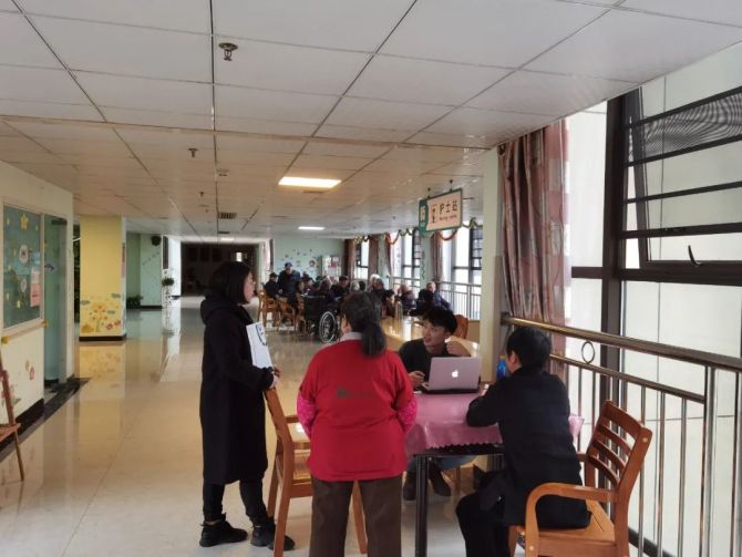 新知达人, 被抛弃，被收割？老年人“上网”有多难？