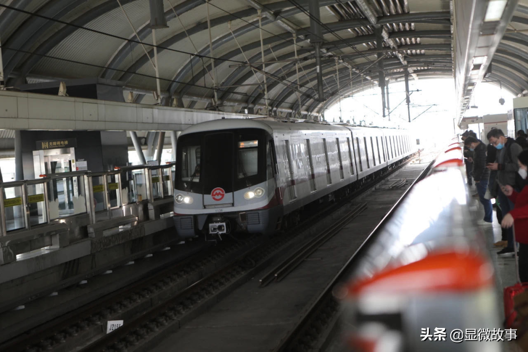 一线城市夫妻“双城记”：带板凳上地铁，从江苏坐到江苏路站