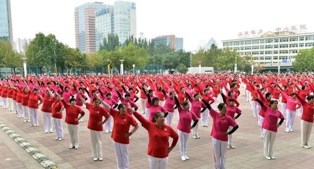 广场舞席卷各城市农村,靠带队领舞却月入过万,究竟是如何赚钱的？