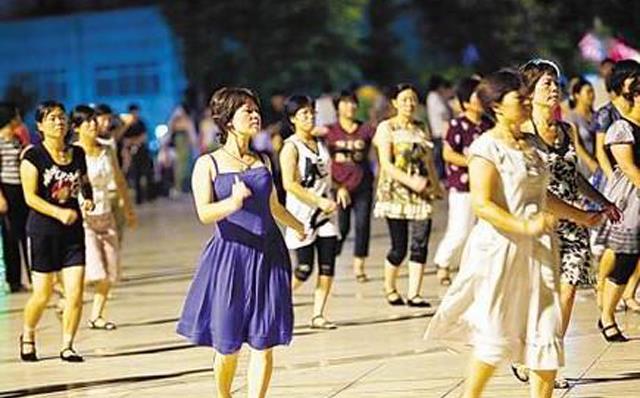 广场舞席卷各城市农村,靠带队领舞却月入过万,究竟是如何赚钱的？