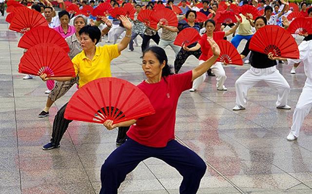 广场舞席卷各城市农村,靠带队领舞却月入过万,究竟是如何赚钱的？