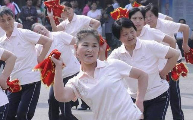 广场舞席卷各城市农村,靠带队领舞却月入过万,究竟是如何赚钱的？