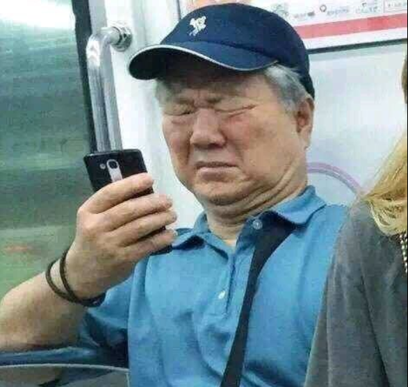 图片10饱受二维码折磨的老年人们.png
