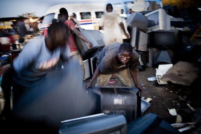 15 520吨电子垃圾。.png