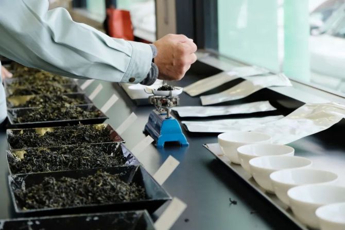 新知达人, 袋泡茶风云再起:茶里、喜茶们,如何革立顿的命?