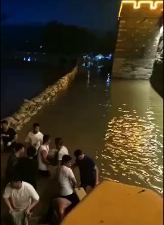 1627535949243094221.jpg 图:淹至浚县古城城墙下的洪水.jpg