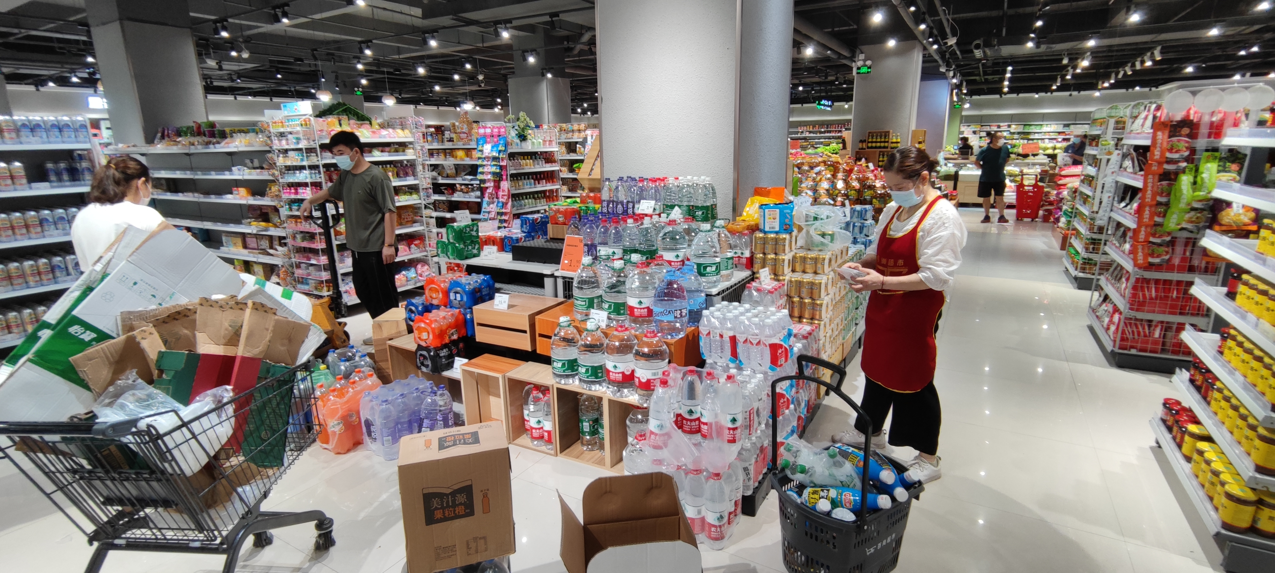 1627963573709081072.jpg 上货的超市.jpg